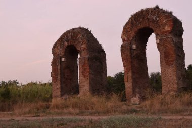 Roma 'daki su kemerlerinin parkındaki harabeler gün batımında, İtalya