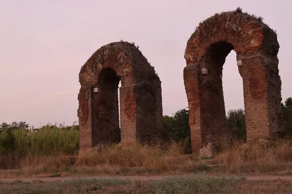Roma 'daki su kemerlerinin parkındaki harabeler gün batımında, İtalya