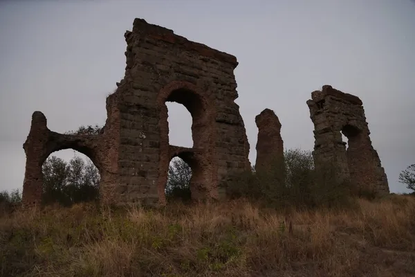 Ruinas en el parque de los acueductos en Roma al atardecer, Italia —  Fotos de Stock