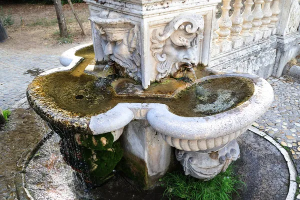 Malá fontána ve vile Borghese, Řím, Itálie — Stock fotografie