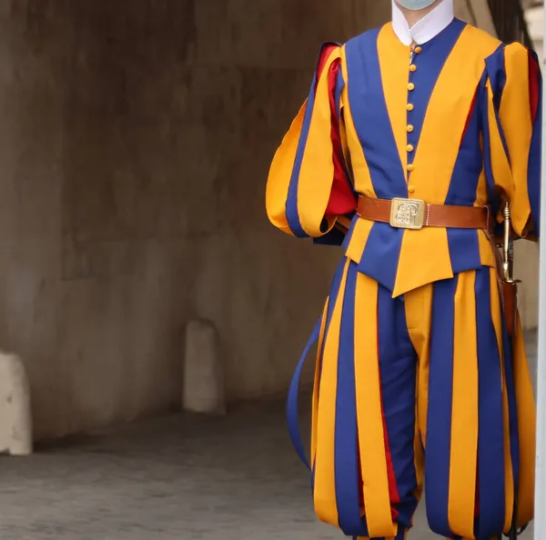El uniforme de los guardias suizos en el Vaticano, Roma, Italia — Foto de Stock