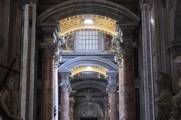 Interiör detalj syn på St Peters basilika, Rom, Italien — Stockfoto