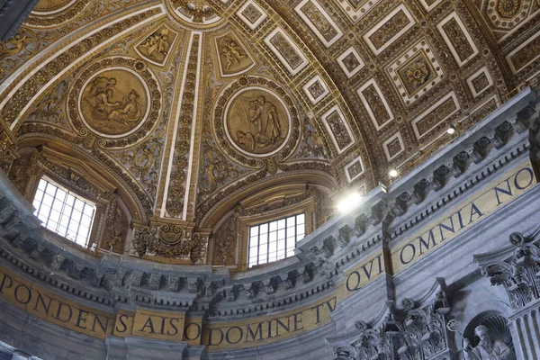 Детали интерьера St. Peters Basilica, Rome, Italy — стоковое фото