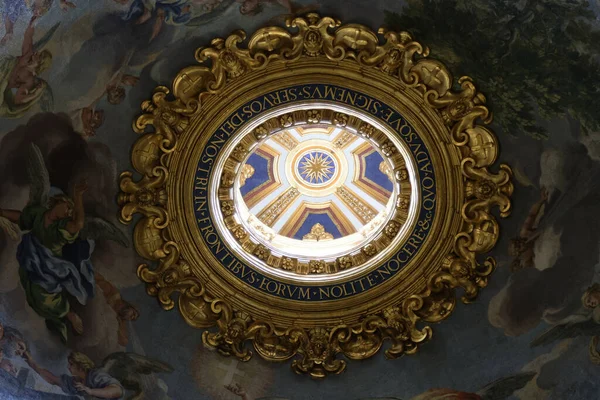 Детали интерьера St. Peters Basilica, Rome, Italy — стоковое фото