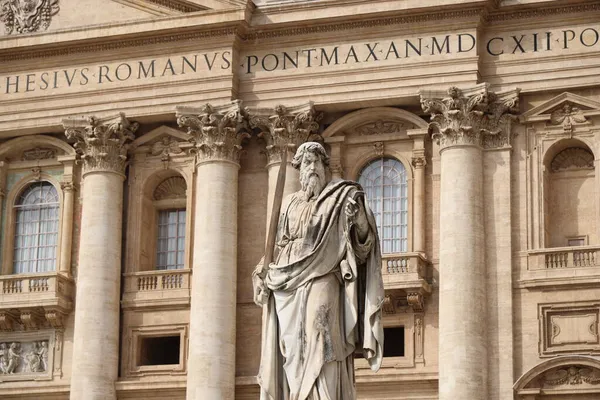 Dettaglio della facciata esterna della Basilica di San Pietro, Roma, Italia — Foto Stock