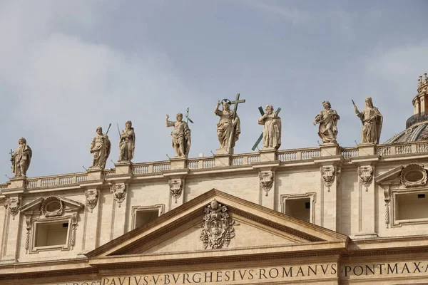Yksityiskohta ulkoinen julkisivu St. Peters Basilica, Rooma, Italia — kuvapankkivalokuva