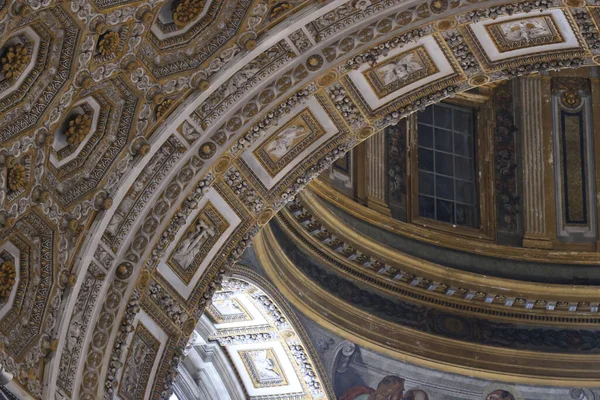 聖ペテルス大聖堂のインテリアの詳細ビュー,ローマ,イタリア — ストック写真