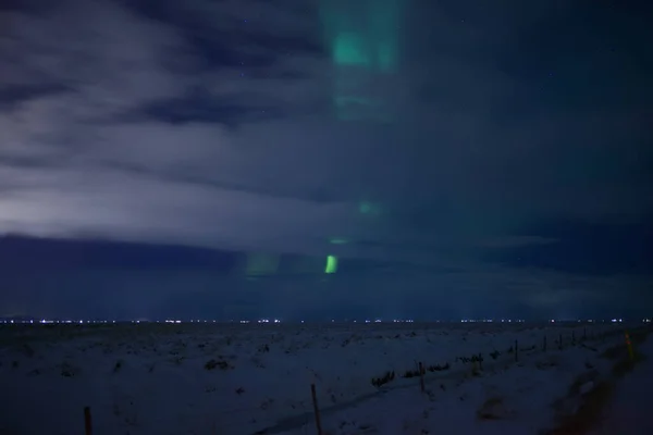 Norrskenets dans i Islands himmel — Stockfoto