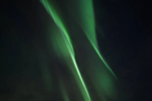 La danza dell'aurora boreale nei cieli dell'Islanda — Foto Stock