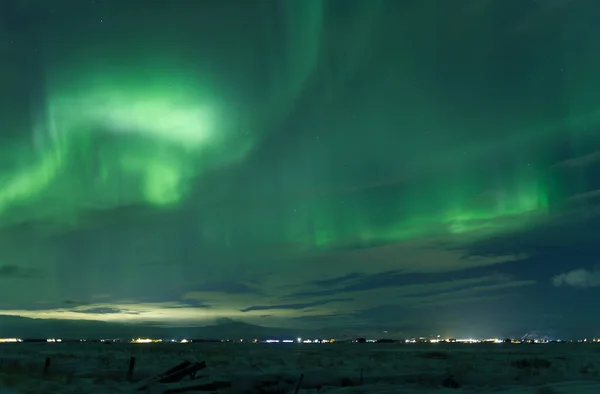 La danza dell'aurora boreale nei cieli dell'Islanda — Foto Stock