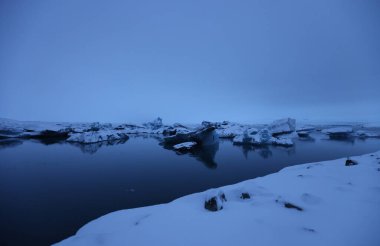 Jokulsarlon Körfezi, sabahın erken saatlerinde İzlanda