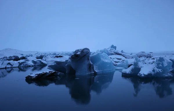 Jokulsarlon Körfezi, sabahın erken saatlerinde İzlanda — Stok fotoğraf