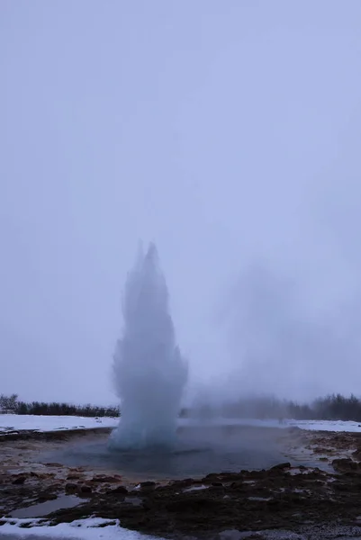 Гейзер Строккур, который извергается каждые 5 минут, Исландия — стоковое фото