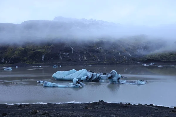 Παγόβουνα στη λιμνοθάλασσα του παγετώνα Solheimajokull, Ισλανδία — Φωτογραφία Αρχείου