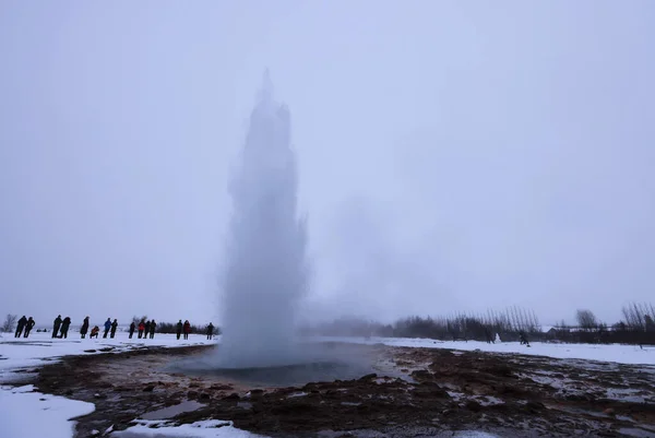 O gêiser Strokkur que irrompe a cada 5 minutos, Islândia — Fotografia de Stock