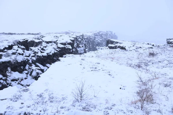 Połączenie euroazjatyckich i amerykańskich talerzy w Pingvellir zimą, Islandia — Zdjęcie stockowe