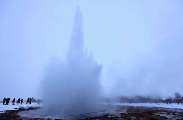 5分ごとに噴火するストロックル間欠泉、アイスランド — ストック写真