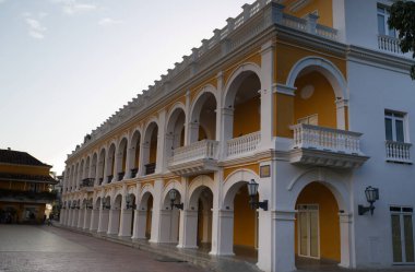 Sabahleyin Plaza de la Proclamacion 'da Colonnade, Cartagena, Kolombiya