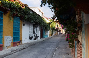 Kartagena, Kolombiya 'da renkli bir sokak.
