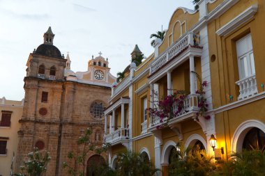Kartagena, Kolombiya 'daki San Pedro Plaza' nın renkli binaları.