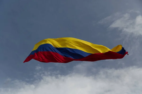 Flaga Kolumbii trzepocze na niebie — Zdjęcie stockowe