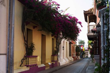 Kolombiya 'nın eski renkli Cartagena şehrinde bir sokak.