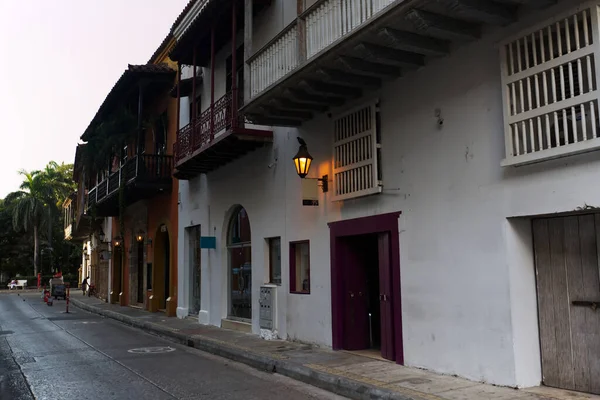 Аллея в красочном старом городе Картахена, Колумбия — стоковое фото