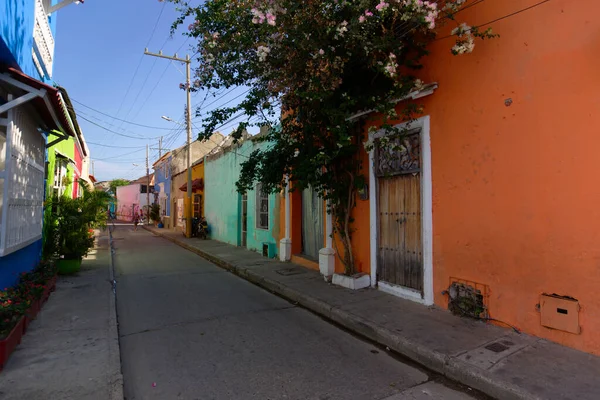 Steeg in de kleurrijke oude stad van Cartagena, Colombië — Stockfoto