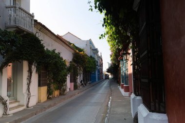 Kolombiya 'nın eski renkli Cartagena şehrinde bir sokak.