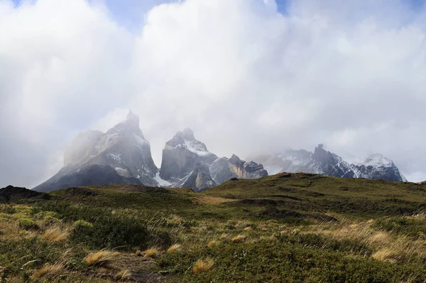 Paisaje patagónico con Cuernos del Paine al fondo, Chile — Foto de Stock