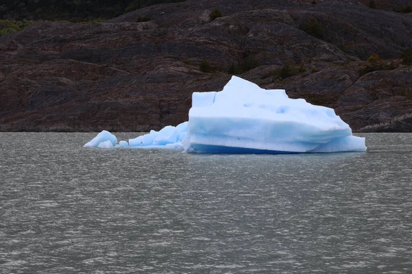 Piccolo iceberg galleggiante nel Lago Grigio, Cile — Foto Stock