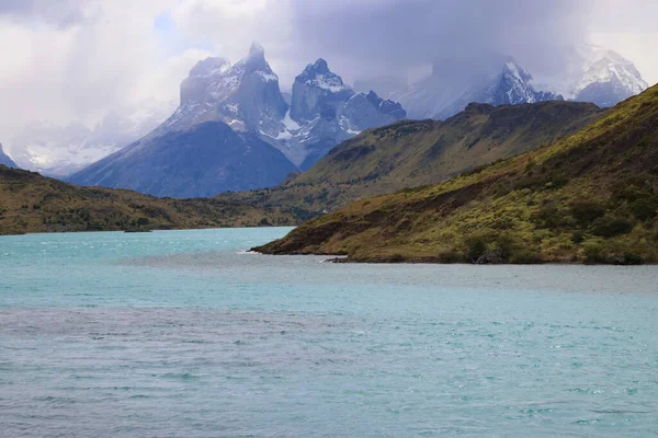 Krajina Torres del Paine NP s tyrkysem Lago Pehoe, Chile — Stock fotografie