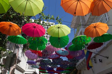 Kolombiya 'nın Kartagena şehrinin sokaklarında süslemeler