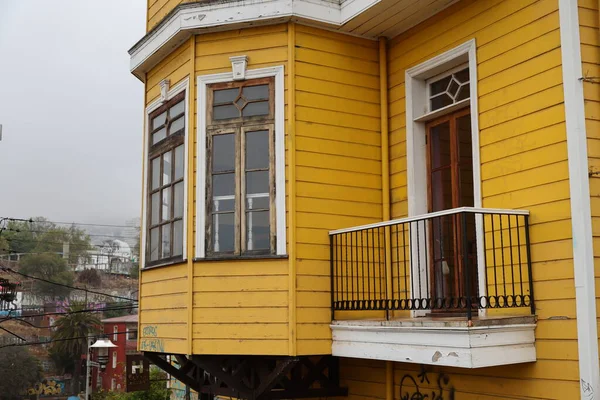 Şili Valparaiso şehrinin renkli evleri — Stok fotoğraf