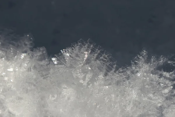 Piękne kryształy lodu w śniegu Val Saisera, Włochy — Zdjęcie stockowe