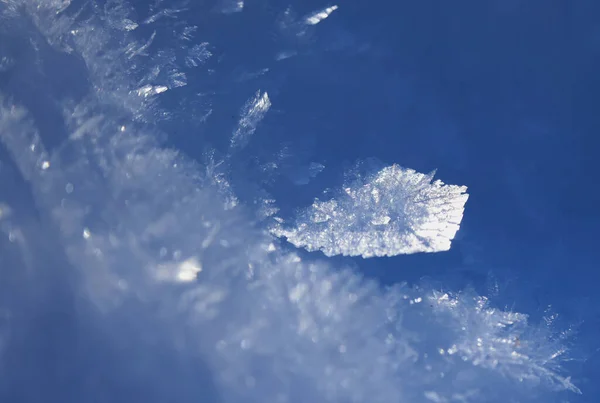 Prachtige ijskristallen in de sneeuw van Val Saisera, Italië — Stockfoto