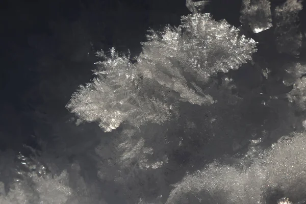 Prachtige ijskristallen in de sneeuw van Val Saisera, Italië — Stockfoto