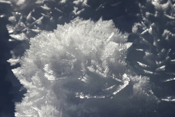 Όμορφοι κρύσταλλοι πάγου στο χιόνι της Val Saisera, Ιταλία — Φωτογραφία Αρχείου