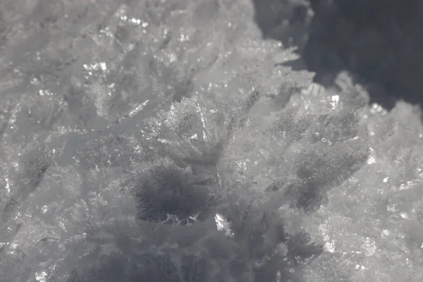 Bellissimi cristalli di ghiaccio nella neve della Val Saisera — Foto Stock