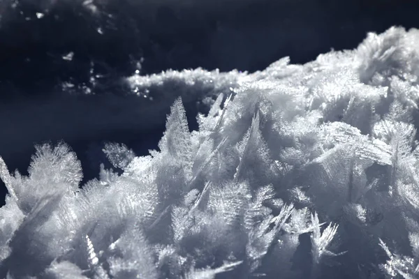 Prachtige ijskristallen in de sneeuw van Val Saisera, Italië — Stockfoto