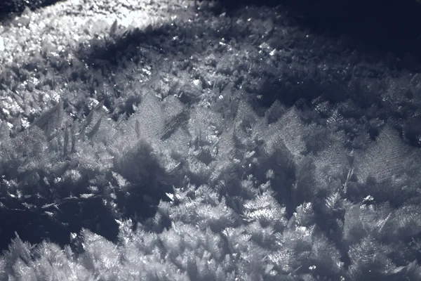 Prachtige ijskristallen in de sneeuw van Val Saisera, Italië — Stockfoto