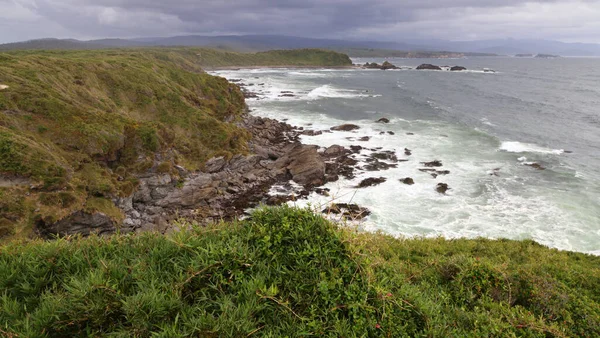 La costa cerca de la desembocadura del Río Chepu en la isla de Chiloé. Chile — Foto de Stock