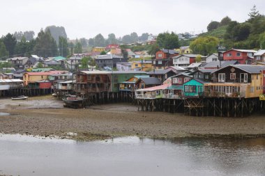 Chiloe Adası 'ndaki Castro şehrinin Palafitoları. Şili