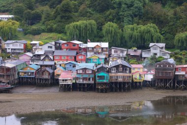 Chiloe Adası 'ndaki Castro şehrinin Palafitoları. Şili