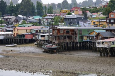 Şili 'nin Chiloe Adası, Castro şehrindeki Palafitos.