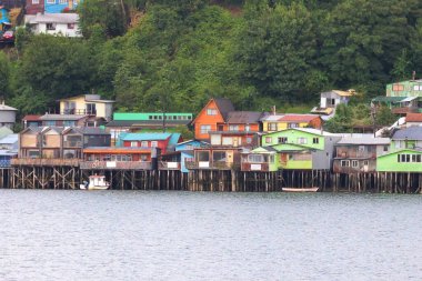 Şili 'nin Chiloe adasındaki Castro şehrinin Palafitoları