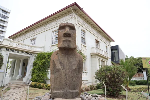 Şili, Vina Del Mar 'daki Fonck Müzesi' nin önündeki Moai heykeli