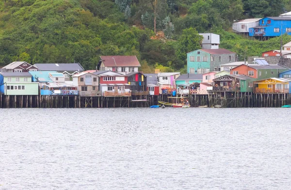 Castro város Palafitos, Chilei sziget, Chile — Stock Fotó