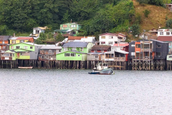 Palafitos de la ciudad de Castro en la isla de Chiloé, Chile — Foto de Stock
