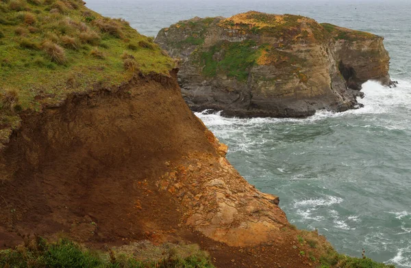 De rotsachtige oceaan kust in Chiloe Island, Chili — Stockfoto